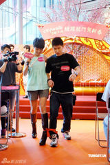 幻灯组图：钟舒漫与陈家乐贺元宵 与粉丝甜蜜约会