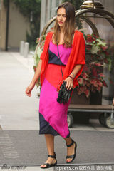 组图：阿尔芭桃红拼接裙养眼迷人