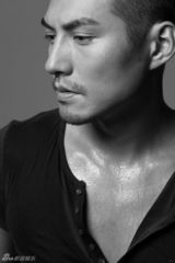 组图：严宽湿身型男写真 展性感大男人魅力