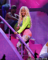 组图：麻辣鸡个唱粉丝强行上台 与保镖激烈扭打