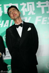 组图：韩星赵寅成上海电视节卖萌耍酷逗粉丝