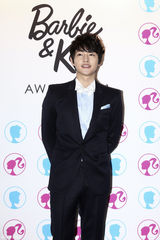 高清图：韩星宋钟基UEE出席颁奖礼 黑白配闪耀全场