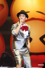 组图：张达明栋笃笑庆15周年 扮公主辣妹笑料百出