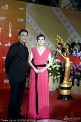 组图：吴君如牵手关锦鹏 低胸裙俯身泄春光