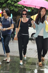 组图：大小S范玮琪夫妇现身大炳追思会