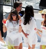 组图：F1太子女海滩办婚礼 与未婚夫水中激吻