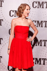 高清组图：泰勒-斯威夫特性感红裙亮相庆功宴