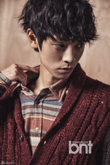 组图：韩歌手郑俊英时尚写真 展休闲绅士风