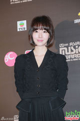 高清图：GD条纹装出席mama记者会 EXO正装帅气