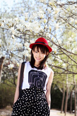 组图：贾青最新夏日写真 演绎时尚达人小资风采