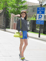 高清组图：贾青街拍LOOK 条纹衫搭配潮流潮鞋