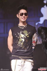 组图：吴建豪柯有伦代言走秀主打摇滚风