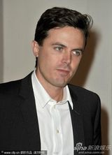 《我仍在这里》首映 导演卡西与影迷亲切玩自拍 