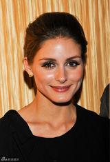 组图：纽约名媛奥利维亚-巴勒莫黑色连身装亮相