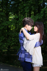 组图：胡夏拍《傻瓜探戈》MV 搂美女舞伴热舞