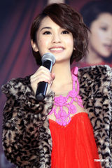 高清组图：杨丞琳喜气洋洋发新碟 裸肩上阵无惧寒流