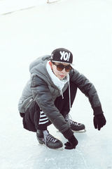 组图：胡夏现身露天冰场 传授驰骋冰场秘诀