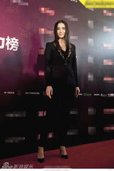 组图：小宋佳修身西装女人味 倪妮白裙清新典雅