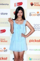 高清组图：韩团2NE1Beast等亮相Melon音乐颁奖礼