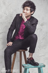 组图：李炜英伦风写真曝光 卖萌抓乱头发