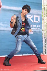 组图：汪东城摇滚风会歌迷 否认与炎亚纶有心结