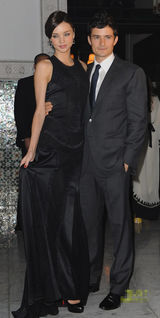 高清：布鲁姆携女友甜蜜感恩 安妮斯顿形单影只 