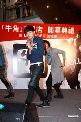 组图：棒棒堂男孩出席活动 獒犬被曝曾被粉丝强吻