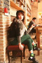 组图：陈紫函变身时尚猫女 慵懒享受下午茶时光