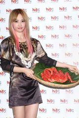 组图：蔡依林低调谈恋情 享受单身不急结婚