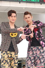 组图：何润东剃头为AK站台 现场学跳手指舞