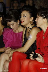 组图：钟丽缇红色裤袜惹火捞金 不受离婚影响展笑脸 