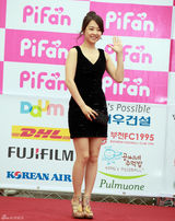 高清组图：秀爱黑礼服美艳电影节 申世京斜肩裙抢镜