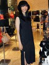 组图：白百何亮相时尚庆典 简约黑裙个性十足