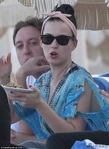 水果姐超低胸比基尼度假 不停放空思念男友(图)