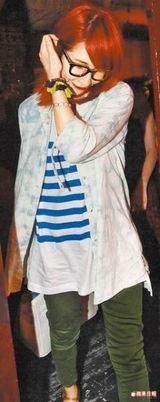 组图：萧亚轩撒娇依偎与柯震东调情