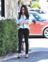 组图：赛琳娜深V衬衫OL风 黑超高跟超有范儿