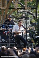 组图：马修-莫里森露天打歌发布首张个人专辑