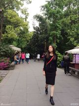 组图：倪妮惬意游古镇 模仿冯绍峰童年照秀恩爱