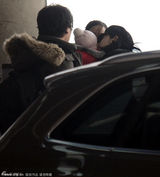 组图：黄奕懒理婚变传闻 获女儿送机露慈母笑