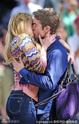 组图：《绯闻女孩》“Nate”切斯与凯莉片场激吻