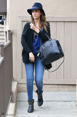 组图：阿尔芭潮装抢镜 头戴宽檐帽变时尚达人