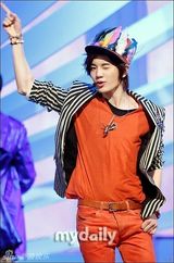 组图：韩女团舞台装尺度无下限 薄纱透视露底