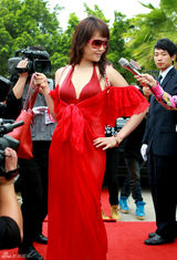 组图：海陆惹火红裙现身包裹性感身材