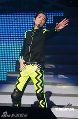 组图：萧敬腾唱《black or white》 向杰克逊致敬