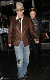 组图：德普陪未婚妻逛书店庆生 送玫瑰表爱意