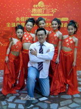 组图：前央视主播罗森友携800部A片在英被捕