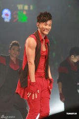 组图：林峰红馆个唱收官帅气引尖叫 草蜢关菊英助阵