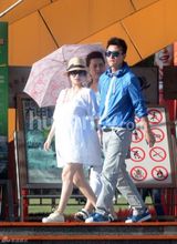 组图：李小璐挺大肚小鸟依人 贾乃亮体贴