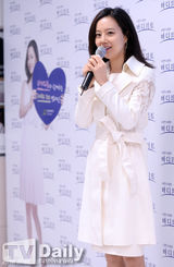 组图：韩星文彩媛白衣飘飘清新亮相签名会