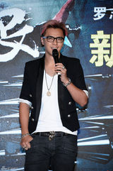 组图：罗志祥为演唱会造势 与美豹装舞者表演